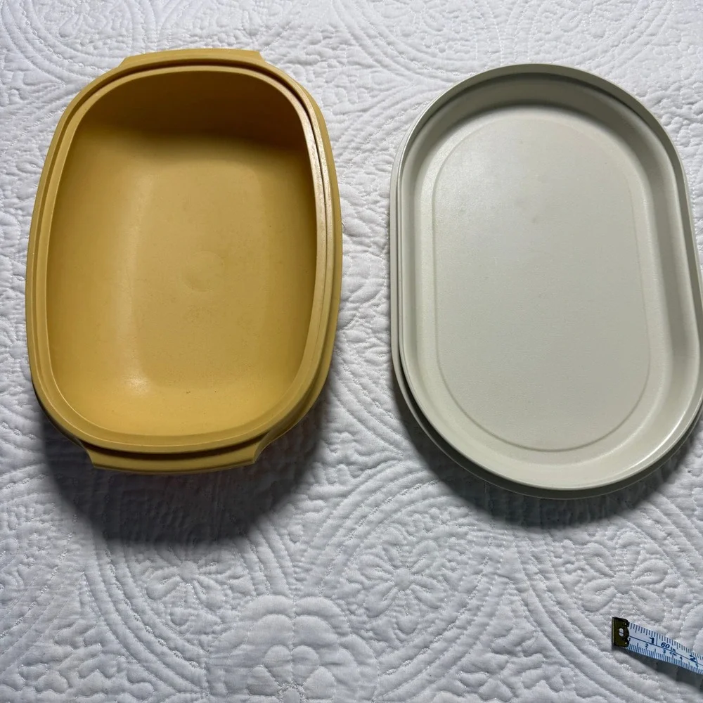 Tupperware Serving Container Vintage Harvest Gold Tan Oval Lid 1526‎ 1527 USA